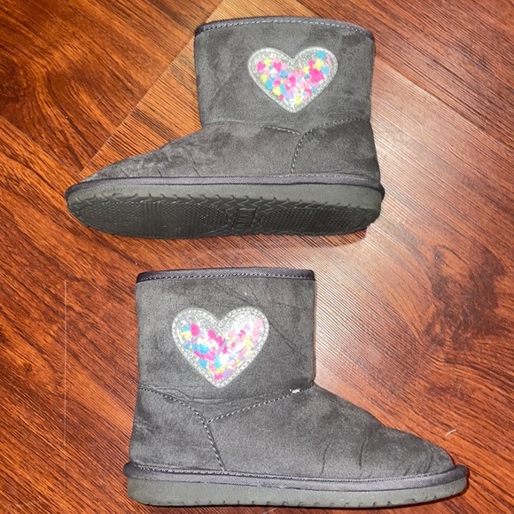 NWT The Children's Place Girls Shakey Heart Faux Suede Boots Grey Size 10 - Picture 1 of 5
